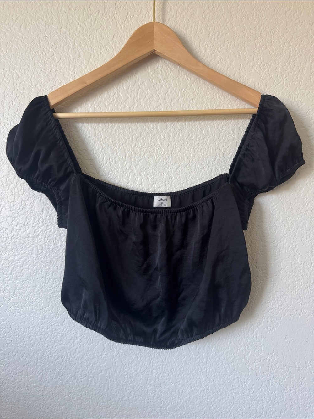 Wilfred Black Off-the-Shoulder Puff Sleeve Crop Top